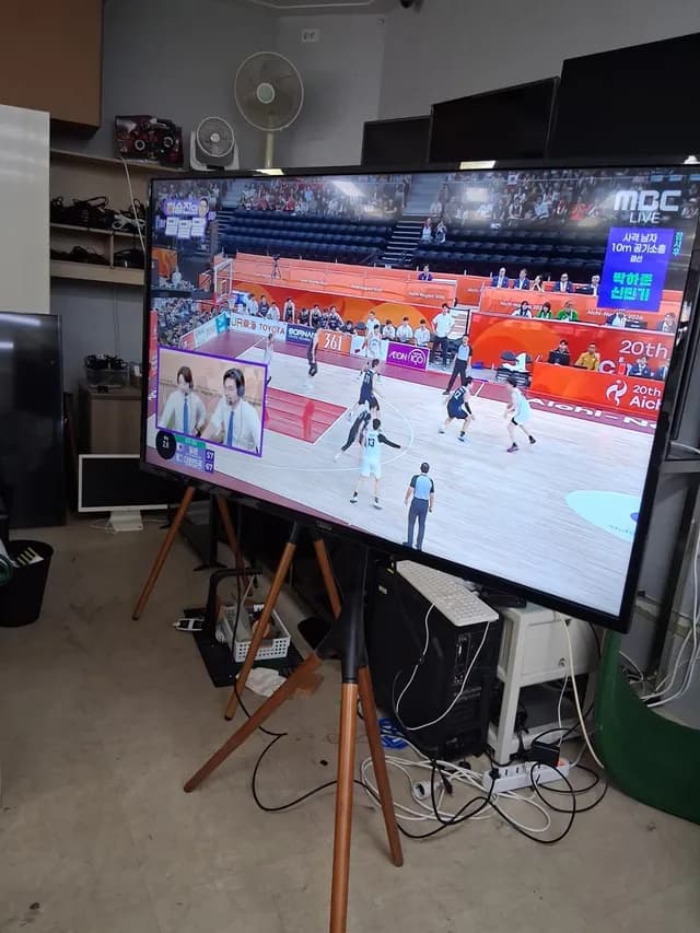UMAX UHD TV 50인치(스탠드포함) 1
